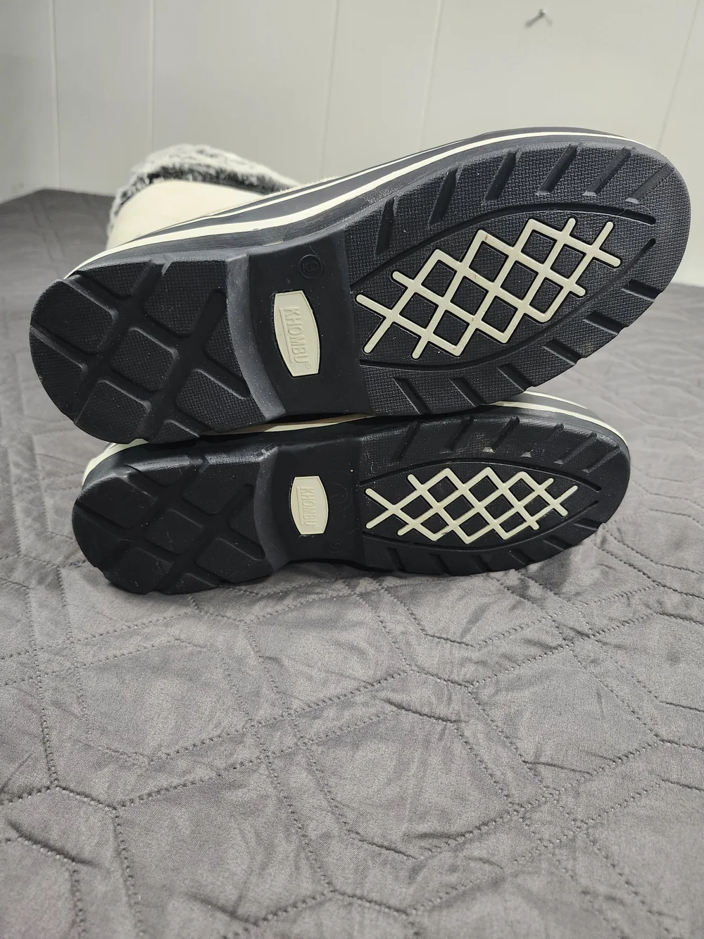 Khombu Emily Women's Winter Snow Boots light gray quilted black rubber shell 9M